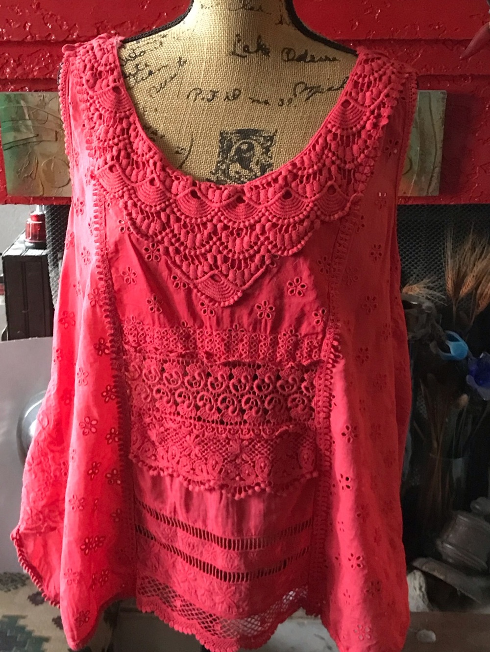 Women’s Red Eyelet Lace Tank Top
Johnny Was vintage.